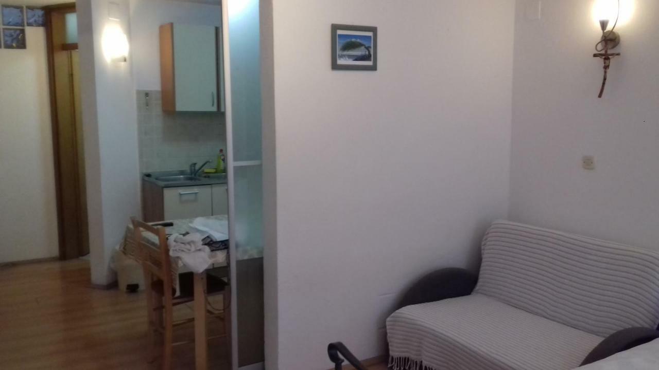 Apartments Mime - Small House Водице Экстерьер фото